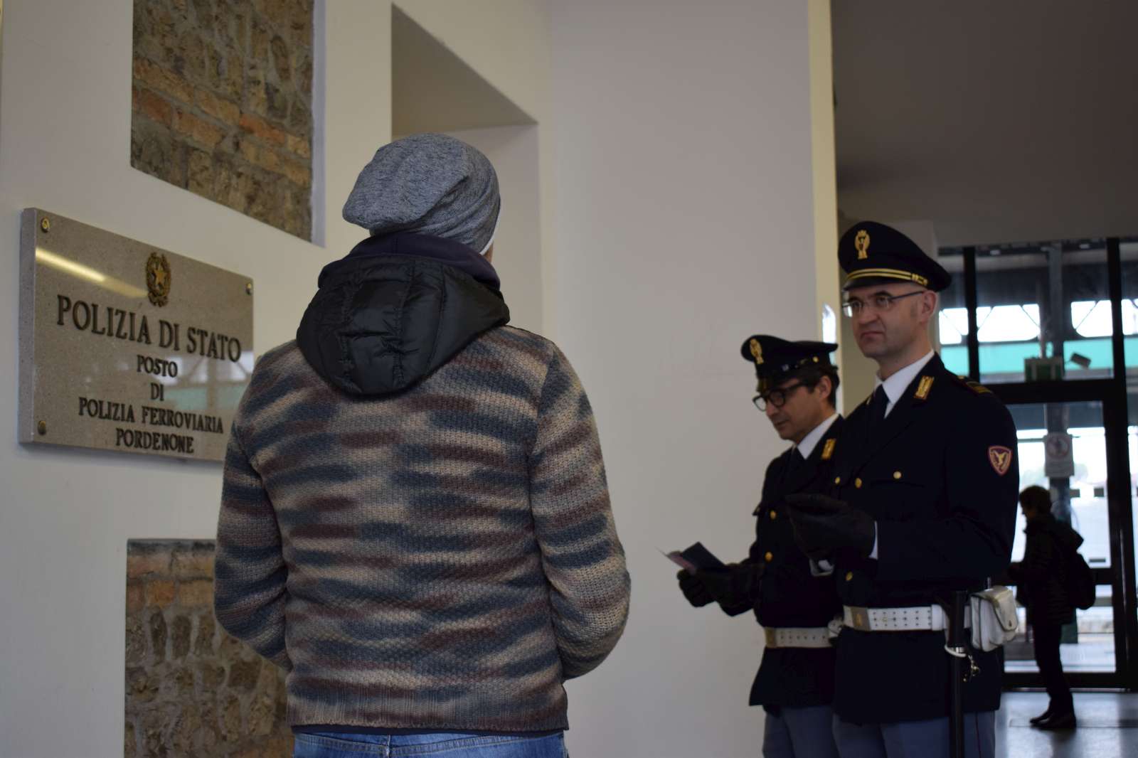 PORDENONE: ESIBISCE UN PASSAPORTO CONTRAFFATTO, LA POLIZIA LO ARRESTA IN STAZIONE